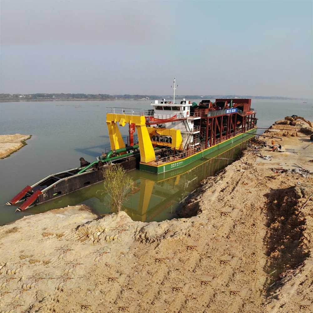 湖南岳陽(yáng)洞庭湖“湘航務(wù)絞0001”號(hào)清淤現(xiàn)場(chǎng)（配圖）